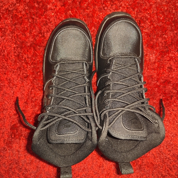 Boys Black Nike ACG Boots - Picture 2 of 6